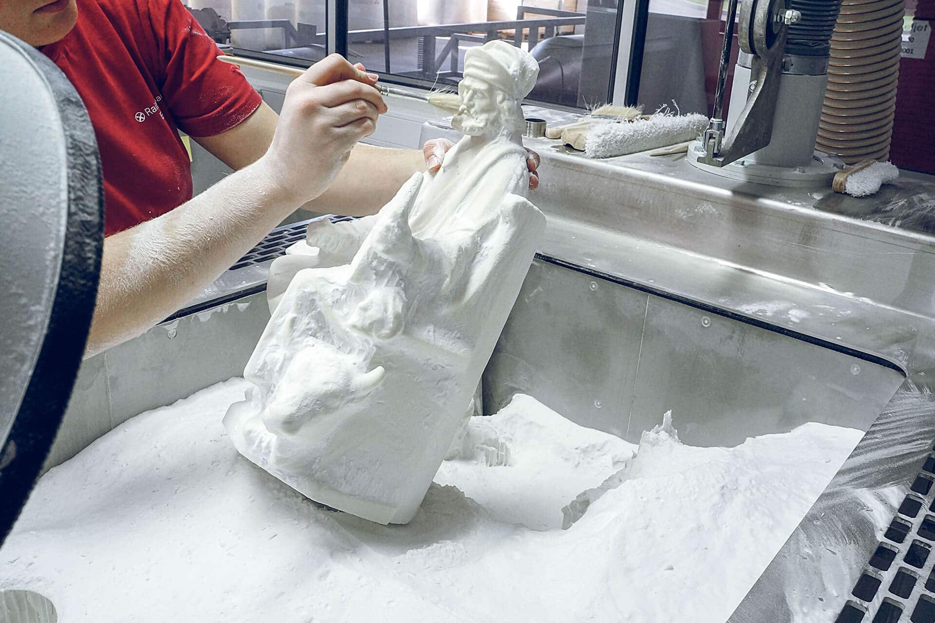 拆开voxeljet的3D打印复制品的包装。